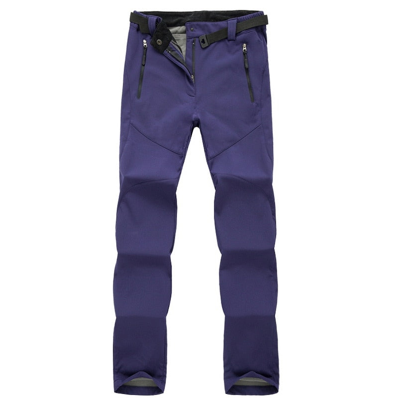 Lila Outdoorhose Herren, wasserdicht, atmungsaktiv, mit Reißverschlusstaschen, robustes Material.
