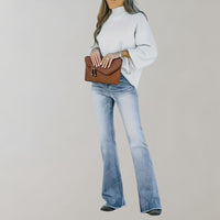 Frau in weißem Pullover und blauer Jeans mit brauner Ledertasche, Mode, Damenbekleidung.