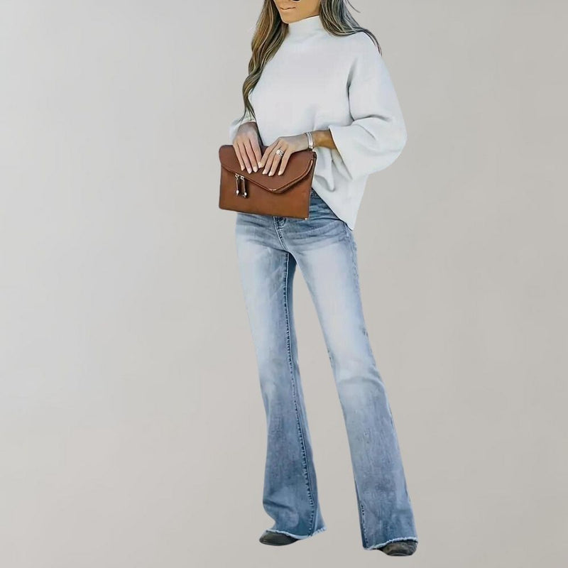 Frau in weißem Pullover und blauer Jeans mit brauner Ledertasche, Mode, Damenbekleidung.