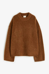 Brauner oversized Damenpullover, lange Ärmel, dicker Strick, Herbstmode 2023.