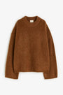 Brauner oversized Damenpullover, lange Ärmel, dicker Strick, Herbstmode 2023.