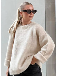 Frau in cremefarbenem Oversized-Pullover, Sonnenbrille, elegante Herbstmode 2023.