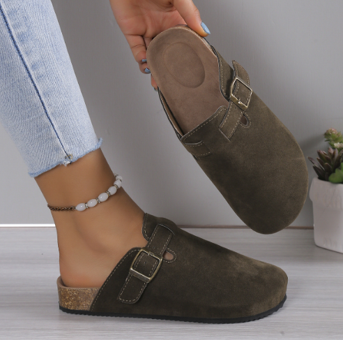 Damen Clogs aus Wildleder in Braun, mit Schnalle, bequeme Freizeitschuhe, modisch und stilvoll.