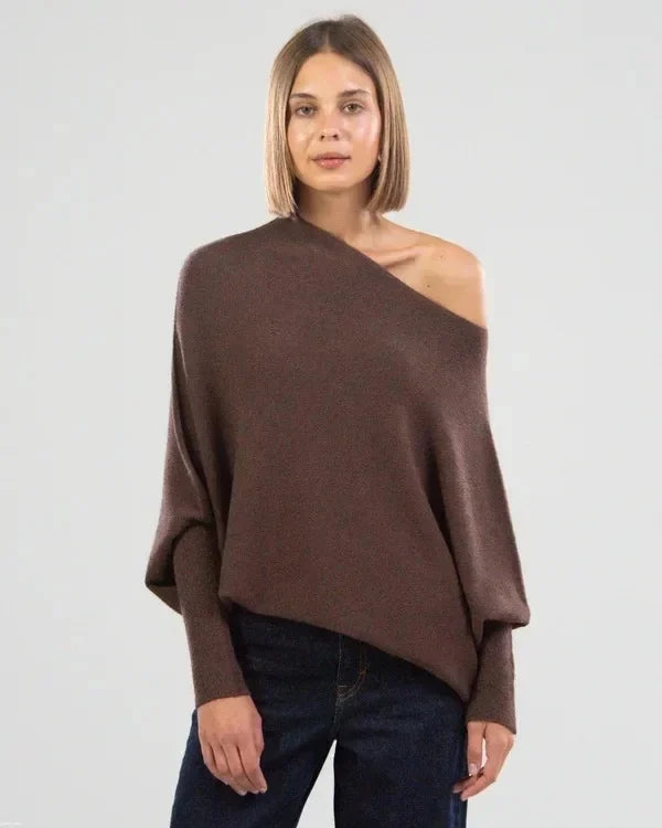 Frau trägt braunen, asymmetrischen Pullover aus Wolle, lässiger Stil, Herbstmode.