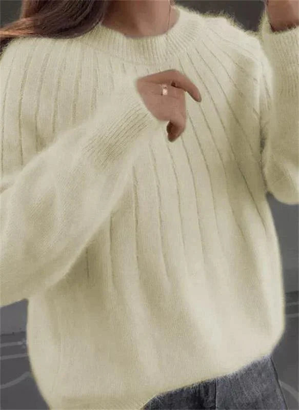 Damen Pullover aus cremefarbenem Strick, langärmelig, weiches Material, modisch und bequem.
