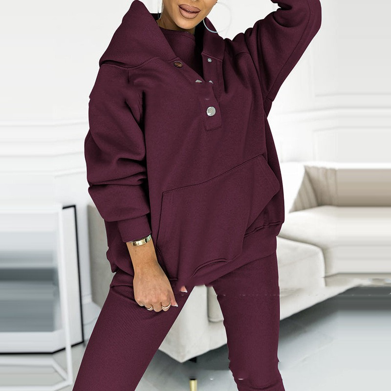 Frau in burgunderrotem Hoodie-Set, gemütliche Damenmode, Freizeitkleidung, Wohnzimmer.