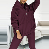 Frau in burgunderrotem Hoodie-Set, gemütliche Damenmode, Freizeitkleidung, Wohnzimmer.