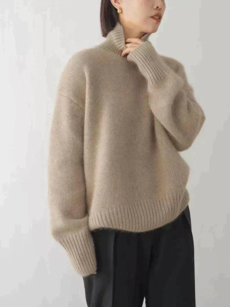 Frau trägt beige Strickpullover, Rollkragen, lässig, weiches Material, Herbstmode.