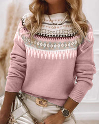 Frau in rosa Strickpullover mit Norwegermuster, goldene Halskette, beige Handtasche.