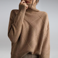 Damen Rollkragenpullover beige, Strickmuster, warm, modisch, Herbst-Wintermode, elegant.