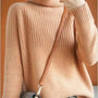 Damen Rollkragenpullover beige, Strick, Herbstmode, warm, elegant, modisch, Freizeitkleidung.