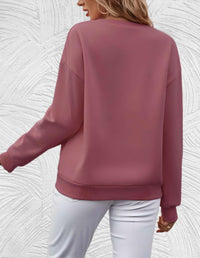 Frau in rosa Pullover und weißer Hose, Rückansicht, modische Damenbekleidung, Herbstmode.