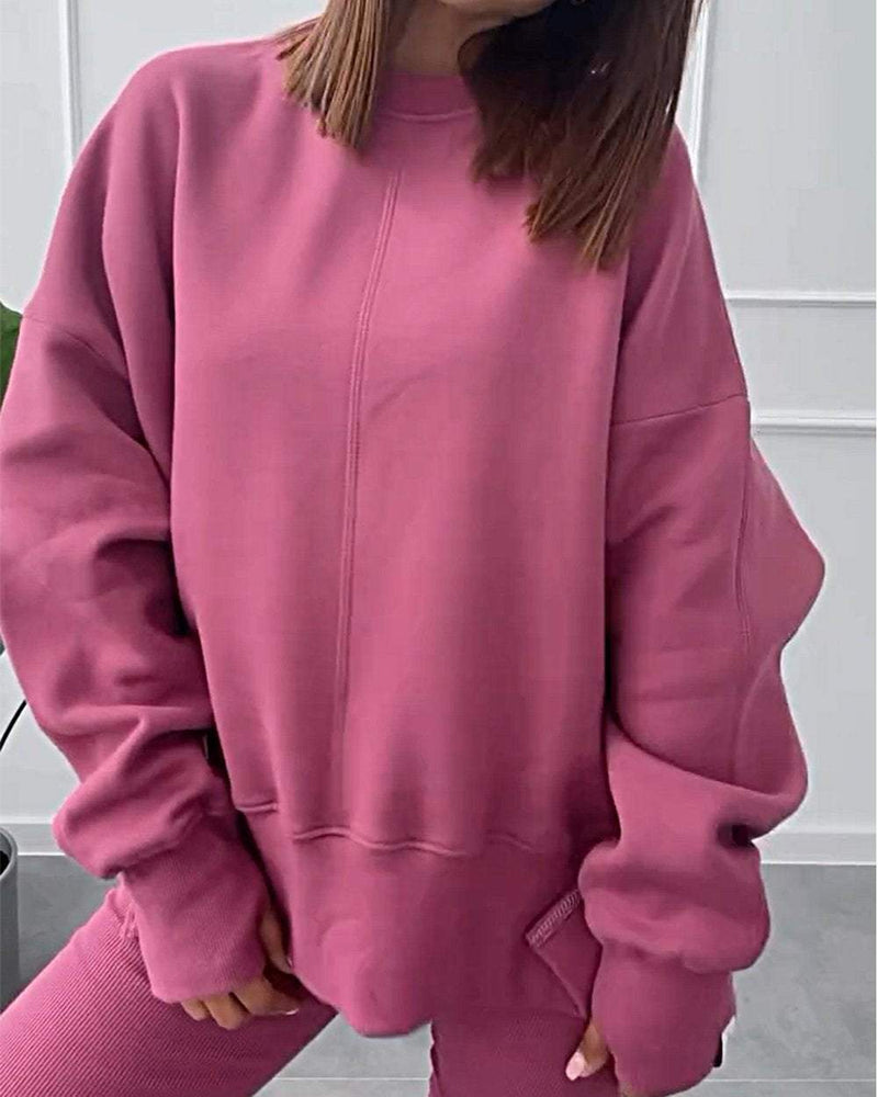 Frau in rosa Oversize-Sweatshirt und Leggings, gemütliche Damenmode, Freizeitkleidung.
