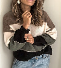 Frau in gestreiftem Pullover, Braun-Beige-Grün, lässig, Herbstmode, Jeans, Ohrringe.