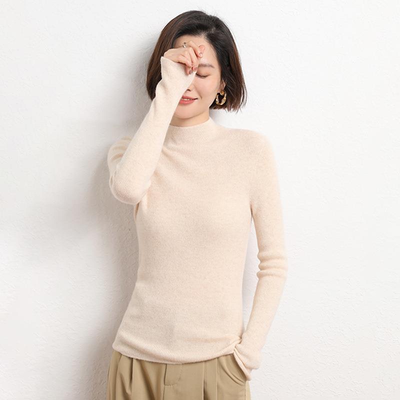 Frau in cremefarbenem Rollkragenpullover aus Kaschmir, lässig, elegant, Herbstmode.