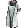 Damen Regenjacke, hellgrau, wasserdicht, mit Kapuze, modisch, funktional, Outdoor-Bekleidung.