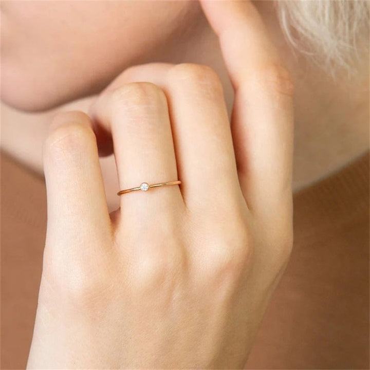 Dünner Goldring mit kleinem Diamanten, eleganter Schmuck, minimalistisch, Damenring.