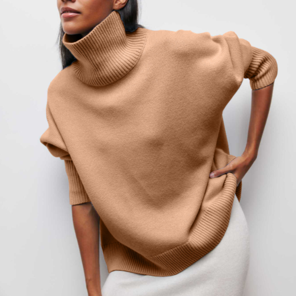 Frau trägt beige Rollkragenpullover aus Wolle, modisch, elegant, Herbstmode, Damenbekleidung.