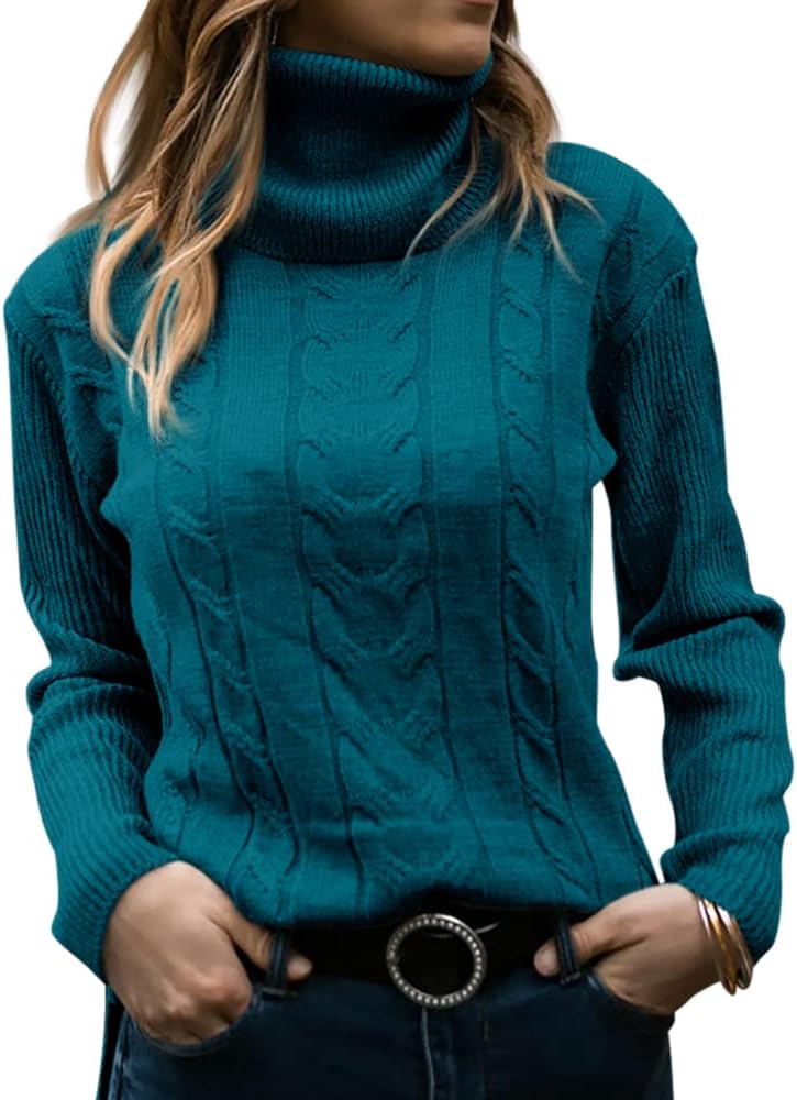 Frau in blauem Rollkragenpullover mit Zopfmuster, lässige Herbstmode, Damenbekleidung.