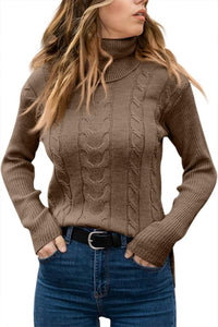 Frau in braunem Rollkragenpullover mit Zopfmuster und blauer Jeans, modisch, Herbstmode.