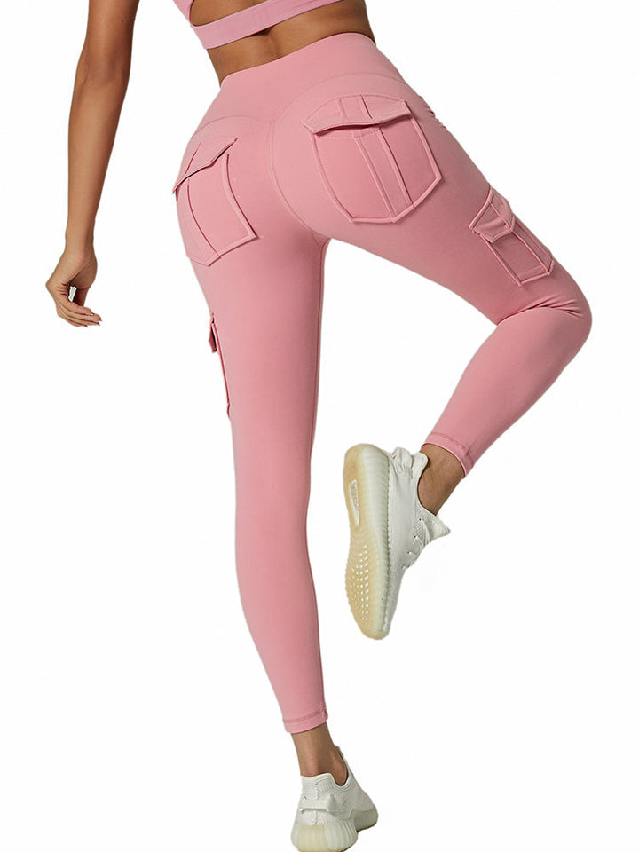Frau in rosa Leggings mit Taschen, Sportbekleidung, Fitnessmode, Rückansicht, weiße Sneaker.