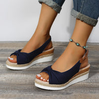 Damen Sandalen, blau, Keilabsatz, bequem, Sommermode, Freizeit, Jeans, Holzoptik-Boden.