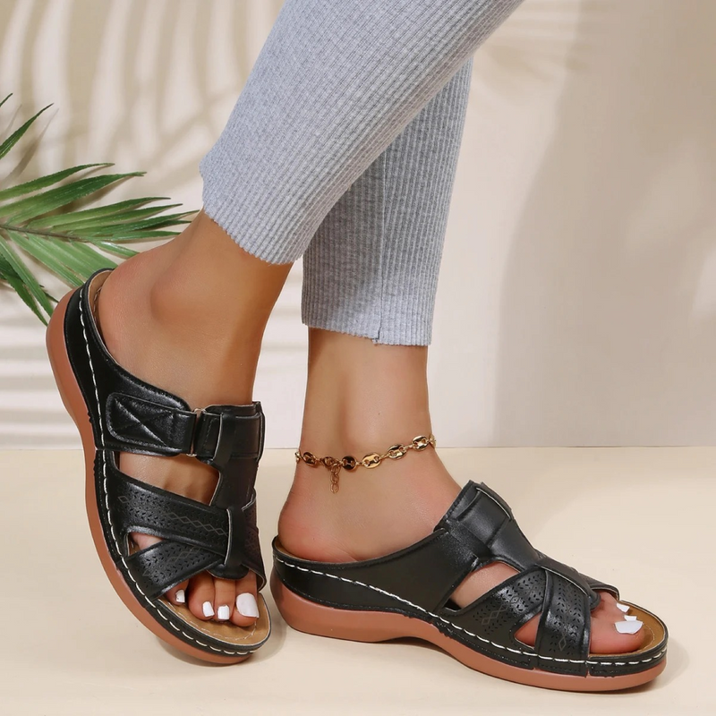 Schwarze Damen-Sandalen aus Leder, bequem, mit Riemen, ideal für Sommermode.