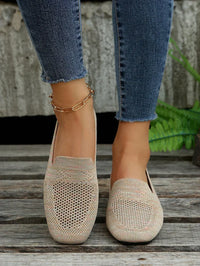 Damen Loafers Beige Strick, bequem, modisch, ideal für Freizeit, Jeans, Holzuntergrund.