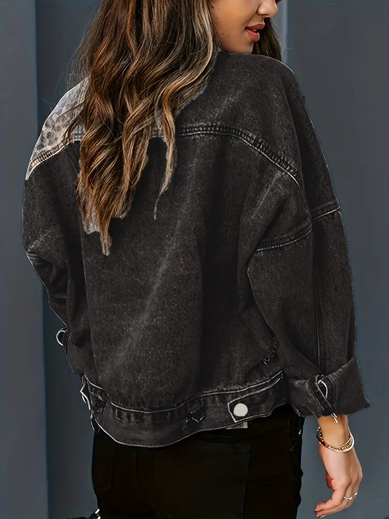 Frau in schwarzer Jeansjacke, lässiger Stil, modische Damenbekleidung, Streetwear-Trend.