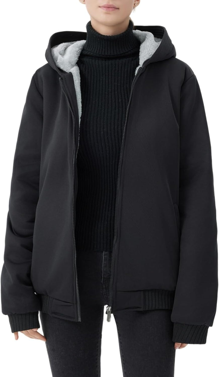 Damen Winterjacke schwarz, Kapuze, Reißverschluss, warm gefüttert, modisch, bequem.