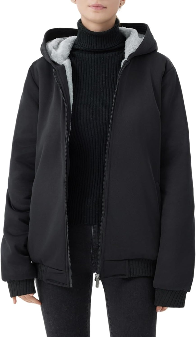 Damen Winterjacke schwarz, Kapuze, Reißverschluss, warm gefüttert, modisch, bequem.