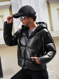 Frau in schwarzer Steppjacke und Baseballkappe, modisch, urbaner Stil, Herbstmode.