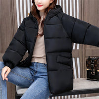 Frau in schwarzer Daunenjacke, lässig, modisch, Winterbekleidung, warm, bequem, stilvoll.