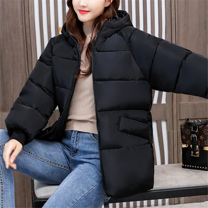 Frau in schwarzer Daunenjacke, lässig, modisch, Winterbekleidung, warm, bequem, stilvoll.