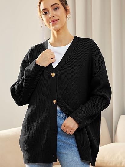 Frau trägt schwarzen Strick-Cardigan mit Knöpfen, lässiger Stil, ideal für Herbstmode.