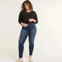 Frau in schwarzem Langarmshirt und blauer Jeans, Plus-Size-Mode, lässiger Stil.