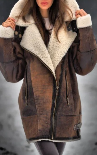 Frau in brauner Lederjacke mit weißem Fellkragen, Wintermode, stilvoll, warm, modisch.