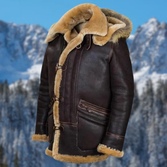 Braune Lederjacke mit Fellkragen, Wintermode, Herrenbekleidung, Berglandschaft im Hintergrund.
