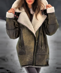 Frau in brauner Lammfelljacke mit Reißverschluss, Wintermode, warmes Oberbekleidung.