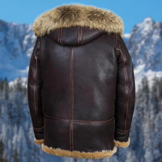 Braune Lederjacke mit Fellkragen, Wintermode, Herrenbekleidung, Berglandschaft im Hintergrund.