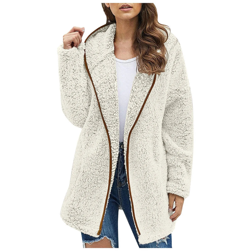 Damen Teddyjacke weiß, flauschig, Reißverschluss, Wintermode, lässig, warm, modisch.