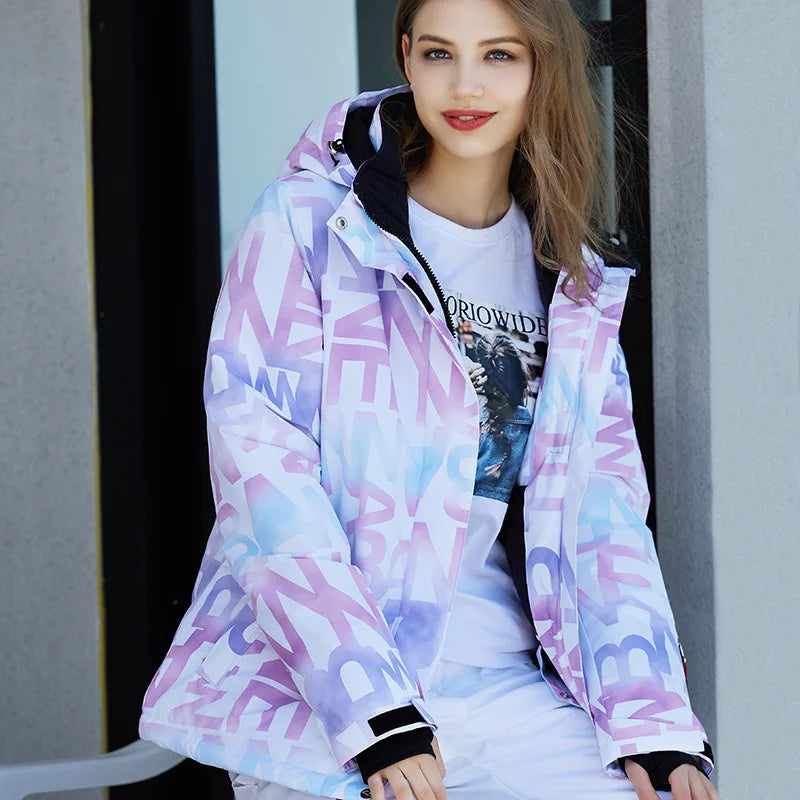 Frau in bunter Skijacke, winddicht, wasserdicht, Wintermode, Snowboardbekleidung, Outdoor.