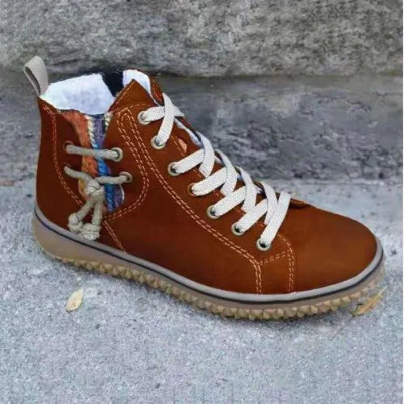 Brauner Damen-Sneaker aus Leder mit Schnürsenkeln, bequeme Sohle, urbaner Stil.