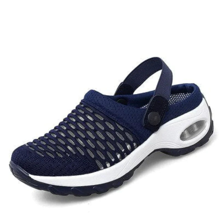 Dunkelblauer Mesh-Clog mit weißer Sohle, atmungsaktiv, ideal für Sommer und Freizeit.