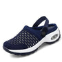 Dunkelblauer Mesh-Clog mit weißer Sohle, atmungsaktiv, ideal für Sommer und Freizeit.