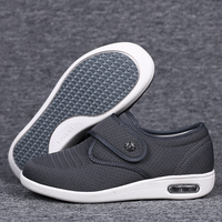 Graue orthopädische Schuhe mit Klettverschluss, rutschfeste Sohle, bequem, atmungsaktiv.