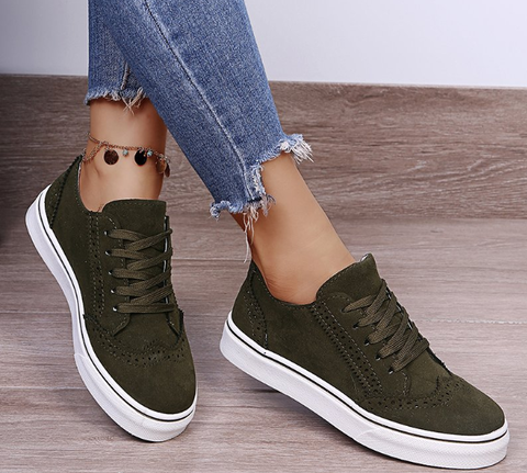 Damen Sneaker aus grünem Wildleder, weiße Sohle, lässiger Stil, Jeans, Fußkettchen.