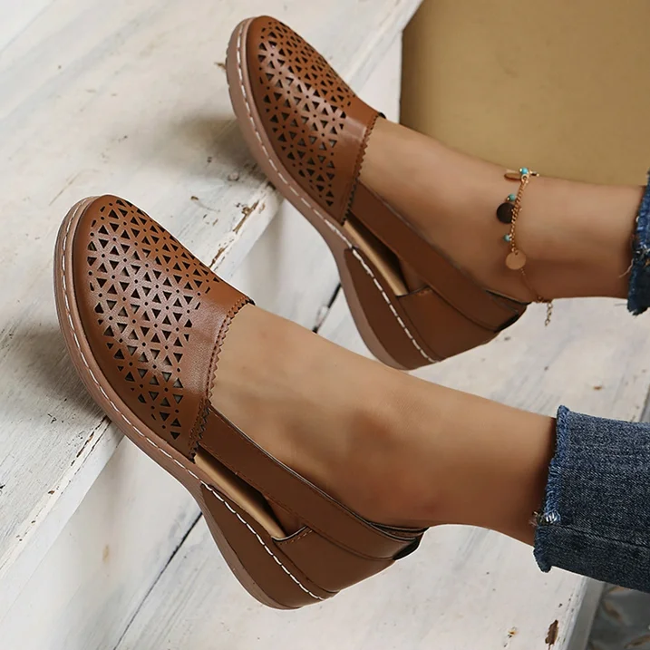 Braune Damen-Loafer aus Leder mit Lochmuster, bequem, modisch, ideal für den Alltag.