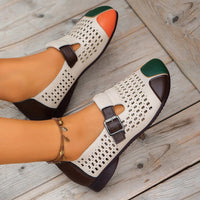 Damen-Sommerschuhe, beige mit bunten Zehenkappen, atmungsaktiv, modisch, Holzuntergrund.