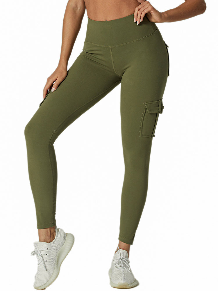 Frau in olivgrüner Leggings mit Seitentasche, sportlich, bequem, ideal für Fitness.
